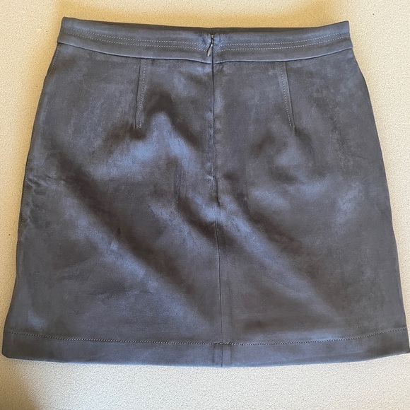 Short suede skirt with lining. - Picture 2 of 9